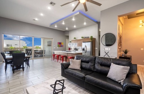 Chamberino House | Stylish Miami Pool House with Spa & Family-Friendly Amenities