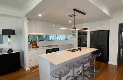 Melville House | Elegant Home with Private Pool and Ocean View Retreat