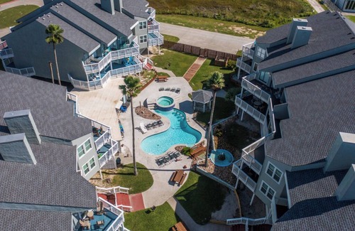 Port Aransas Condo | Oceanfront Seaside Delight: Pet Friendly with Pool Access
