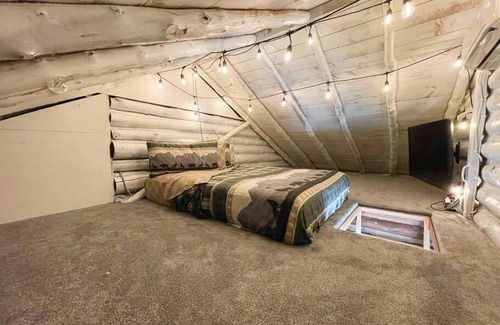 Colorado Springs Villa | Cozy Micah Log Cabin in the Woods with Relaxing Hot Tub