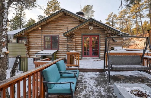 Colorado Springs Villa | Cozy Micah Log Cabin in the Woods with Relaxing Hot Tub