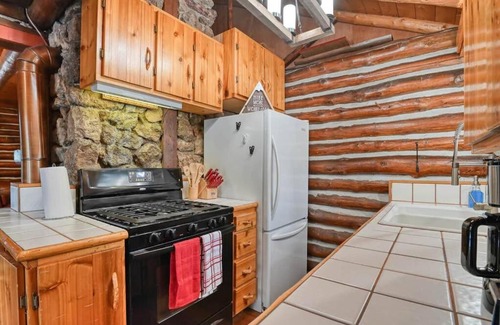 Colorado Springs Villa | Cozy Micah Log Cabin in the Woods with Relaxing Hot Tub