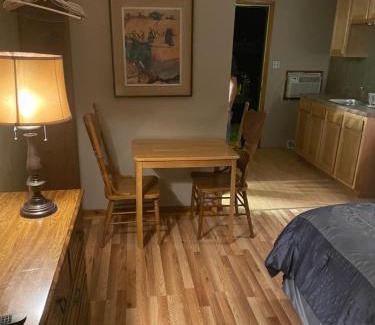 East Durham Hotel | Convenient Stay at Michael Dee's Motel with Pool & Pet Friendly