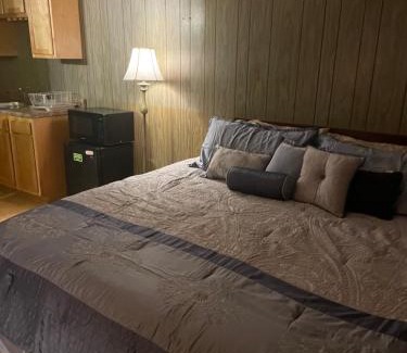 East Durham Hotel | Convenient Stay at Michael Dee's Motel with Pool & Pet Friendly