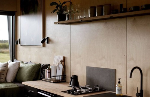 Merivale Cabin | Michael the Tiny Cabin: Family-Friendly Retreat in Esperance