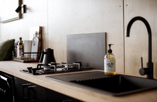 Merivale Apartment | Cozy Stay at Michael's Tiny Cabin with Hot Tub in Esperance