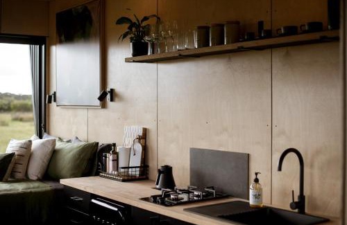 Merivale Apartment | Cozy Stay at Michael's Tiny Cabin with Hot Tub in Esperance