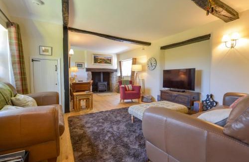 Drewsteignton House | Michaelmas Cottage: Pet-Friendly Retreat with Top Reviews