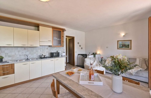 Prabione Apartment | Relaxing Stay at Michela 4 with Private Garden & Lake View