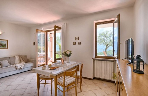 Prabione Apartment | Relaxing Stay at Michela 4 with Private Garden & Lake View