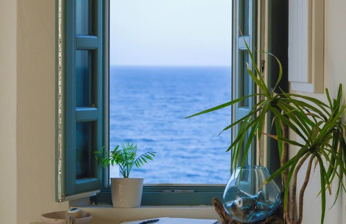 Kamari Villa | Oceanfront Michelangelo Beach Villa - Guest Rated 9.8