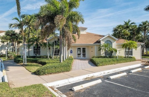 Ocean Side Village Condo | Beachside Condo Oasis with Spa, Pool & Top Guest Ratings
