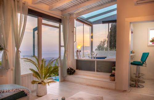 Amirim House | Michelle Suite: Oceanfront Retreat with Spa & Pool Access