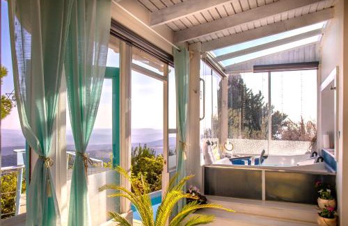 Amirim House | Michelle Suite: Oceanfront Retreat with Spa & Pool Access