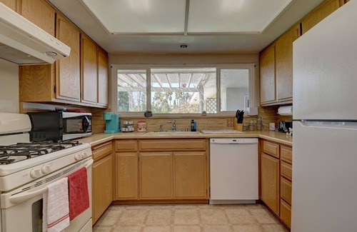 Hermosa Village Bed & Breakfast | Mickey’s Playhouse: Steps From Disney with Free Parking