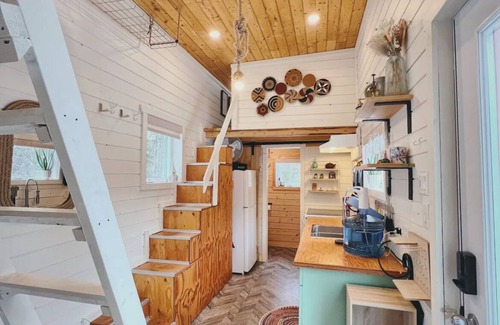 Mauricie Cabin | Micro house with spa, trails and wild river!