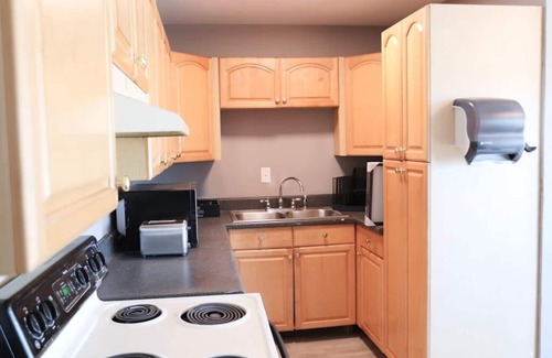 Nashville House | Comfortable Micro Motel with Breakfast & Family Amenities
