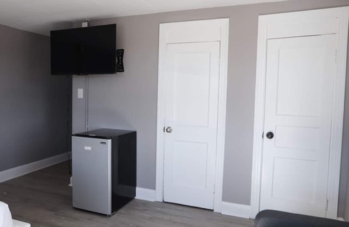 Nashville House | Cozy Micro Motel: Pet-Friendly with Breakfast Included