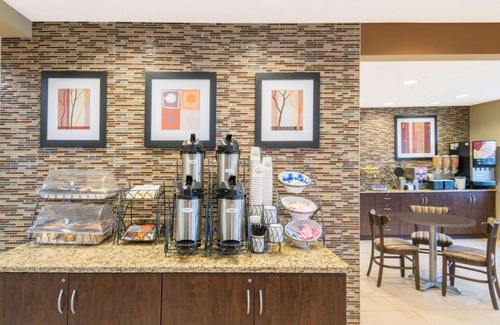 North Canton Hotel | Discover Microtel Inn and Suites North Canton with Hot Tub