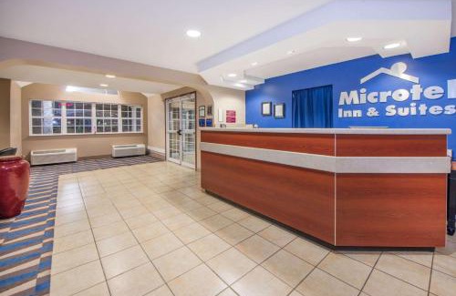 Miami Hotel | Pet-Friendly Microtel Inn & Suites with Pool in Miami, OK