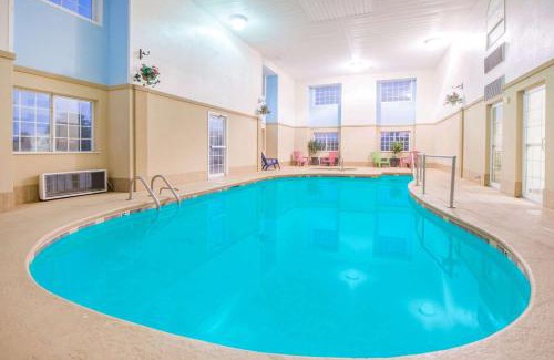 Miami Hotel | Pet-Friendly Microtel Inn & Suites with Pool in Miami, OK