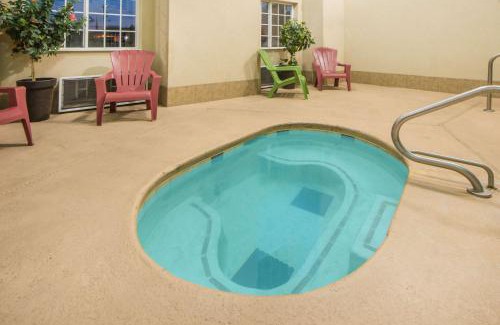 Miami Hotel | Pet-Friendly Microtel Inn & Suites with Pool in Miami, OK
