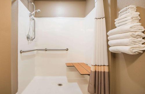Miami Hotel | Pet-Friendly Microtel Inn & Suites with Pool in Miami, OK