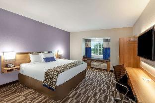 Wellborn Hotel | Comfortable Microtel Inn & Suites with Pool and Breakfast