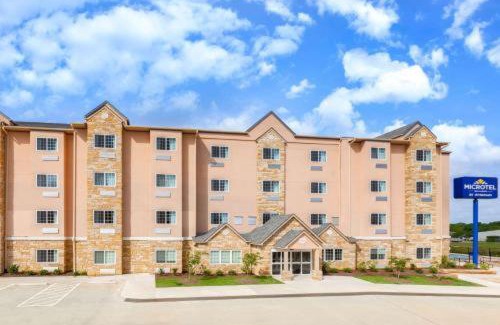 Wellborn Hotel | Comfortable Microtel Inn & Suites with Pool and Breakfast