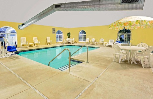 Southside Hotel | Comfortable Microtel Inn & Suites with Free Breakfast
