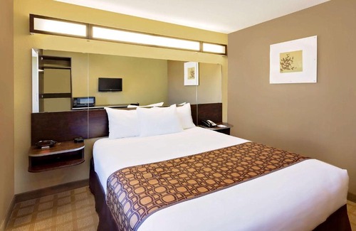 Southside Hotel | Comfortable Microtel Inn & Suites with Free Breakfast