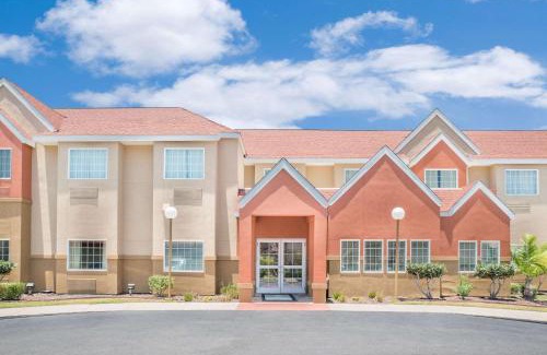Aransas Pass Hotel | Relax at Microtel Inn & Suites with Pool & Breakfast