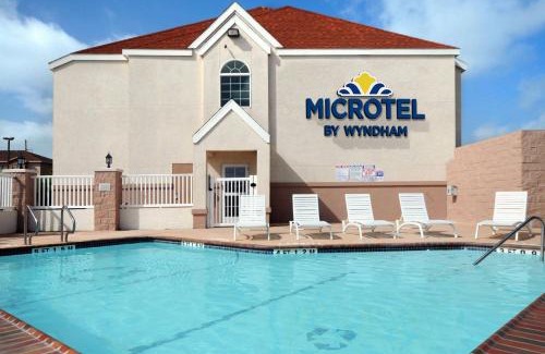 Aransas Pass Hotel | Relax at Microtel Inn & Suites with Pool & Breakfast