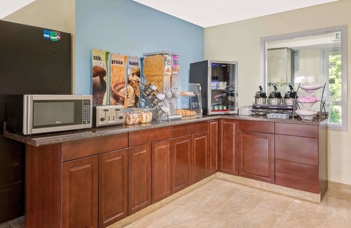 Maugansville Hotel | Comfortable Microtel Inn & Suites with Breakfast Included