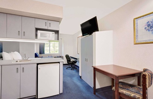 Maugansville Hotel | Comfortable Microtel Inn & Suites with Breakfast Included