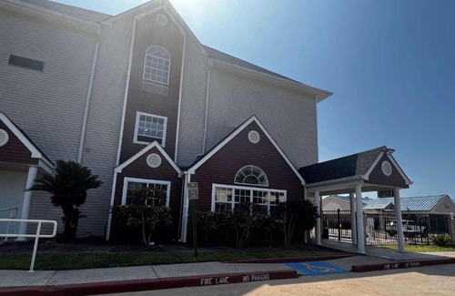 Nassau Bay Hotel | Convenient Microtel Inn & Suites Near NASA and Clearlake