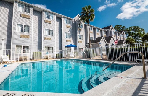 Palm Coast Hotel | Inviting Microtel Inn & Suites with Oceanfront Access