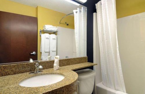 Columbus Hotel | Modern Microtel Inn & Suites Near Fort Moore with Ocean View