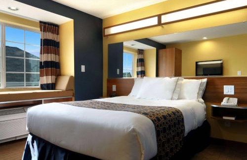 Columbus Hotel | Modern Microtel Inn & Suites Near Fort Moore with Ocean View