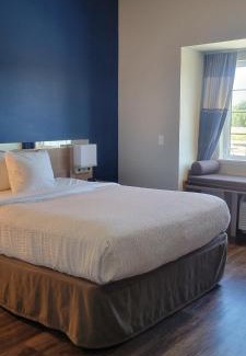 Fountain Hotel | Discover Microtel Inn & Suites: Pet-Friendly Comfort Awaits