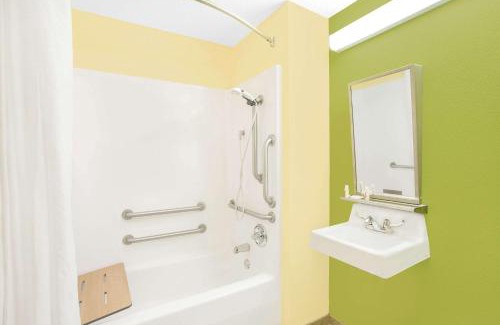Florence Hotel | Pet-Friendly Microtel Inn & Suites with Pool and Beach Access