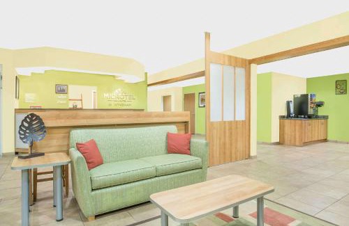 Florence Hotel | Pet-Friendly Microtel Inn & Suites with Pool and Beach Access
