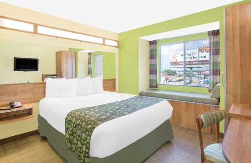 Florence Hotel | Pet-Friendly Microtel Inn & Suites with Pool and Beach Access