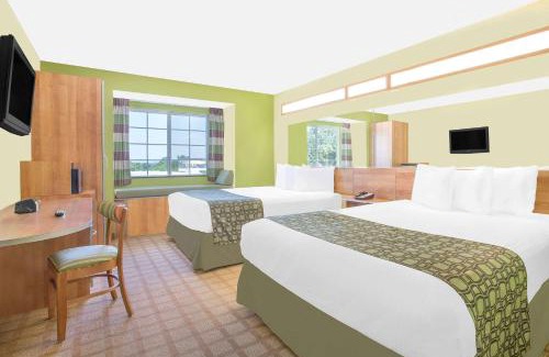 Florence Hotel | Pet-Friendly Microtel Inn & Suites with Pool and Beach Access