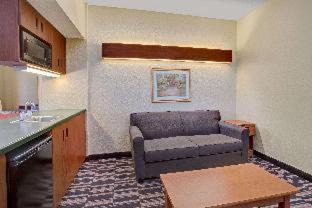 Bushnell Hotel | Pet-Friendly Getaway at Microtel Inn & Suites Bushnell