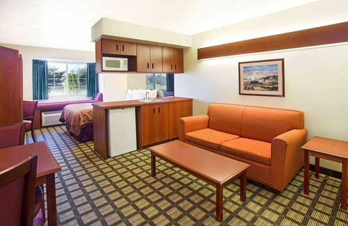 Holland Hotel | Convenient Microtel Inn & Suites by Wyndham Holland Stay