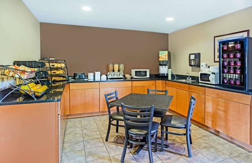 Holland Hotel | Convenient Microtel Inn & Suites by Wyndham Holland Stay