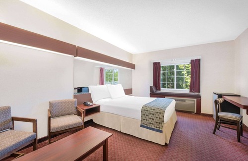 Hamburg Hotel | Convenient Microtel Inn & Suites in Hamburg with Breakfast