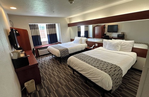 Miami Hotel | Discover Microtel Inn & Suites: Pool, Spa, and Breakfast