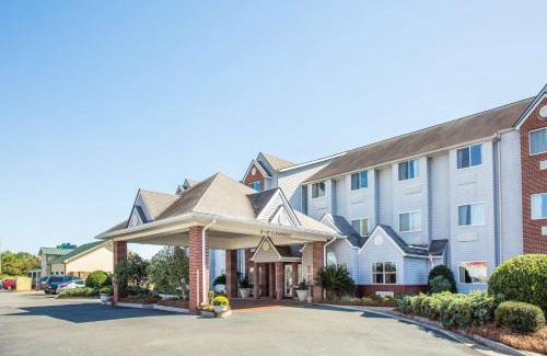 Tifton Hotel | Comfortable Microtel Inn & Suites with Pool and Breakfast